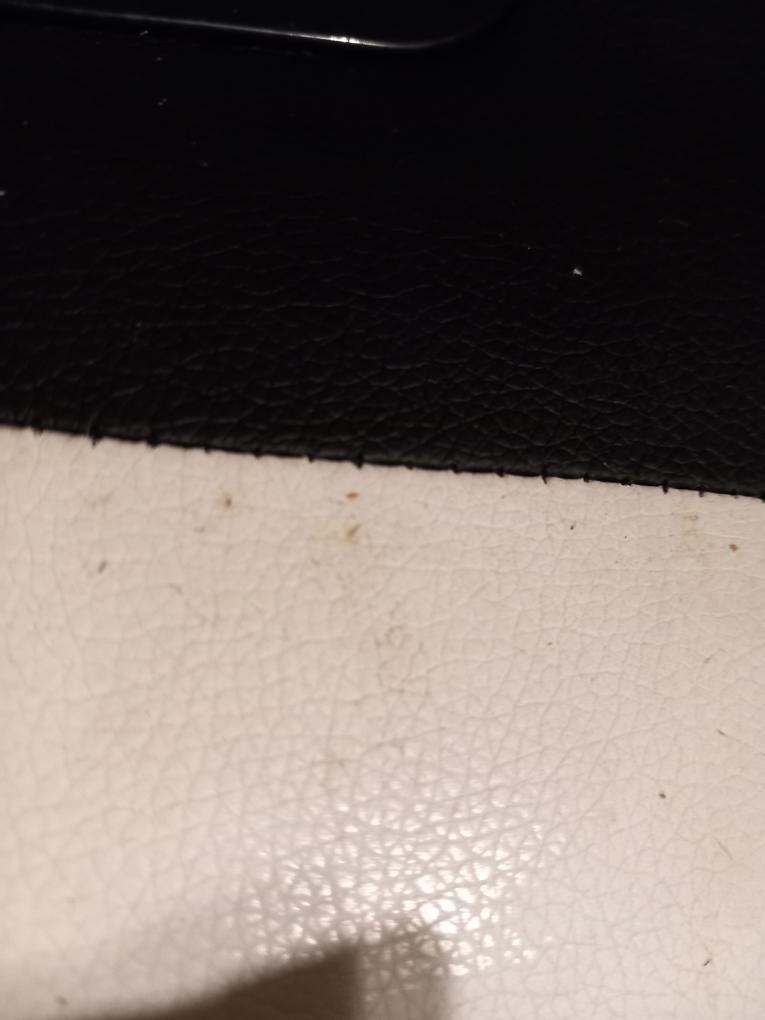 A termék erősen dohos szagú,a fehér.részen ks penészfoltokkal., a fém rész néhol korrigált volt.