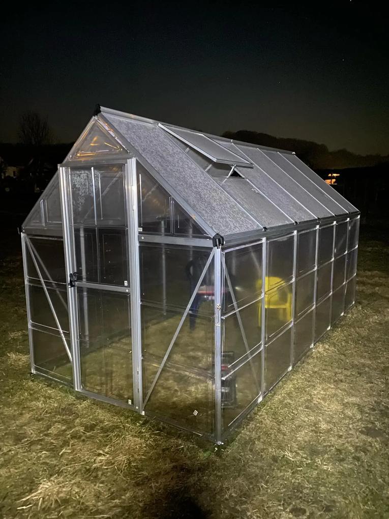 Azt hittem, hogy az üvegház oldalai, tehát a falak is polikarbonátból vannak... egy kicsit olyanok, mint a joghurtos dobozok teteje, ilyen semmi kis kiálló műanyag... a tető stabil... de ez volt a legolcsóbb üvegház a cseh piacon... a szállítás is költséges volt... de örülök neki, végül is ez a paradicsomnak mindegy 🤣