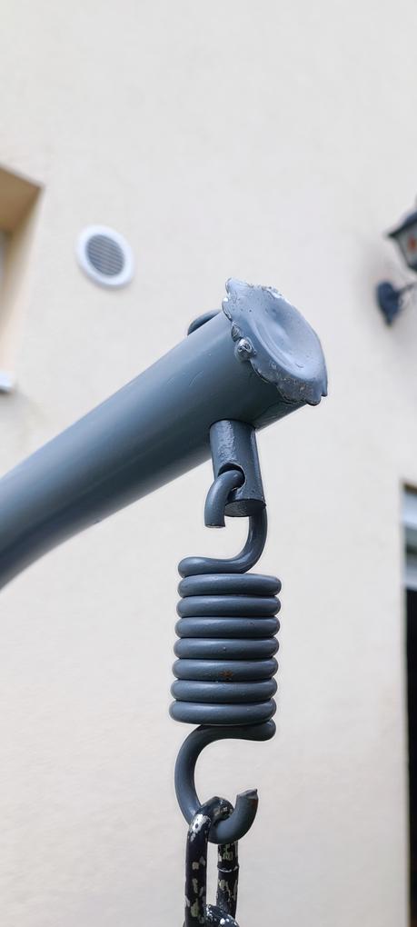 Nagy csalódàs volt. A vàz 2 részből áll és színben teljesen eltér egymàstól, valamint a felső ív végén deformálodás làtható. A felfüggesztő làncokról le van pattogva a bevonat, siralmas. Olyan mintha egy hasznàlt fotelt küldtek volna.