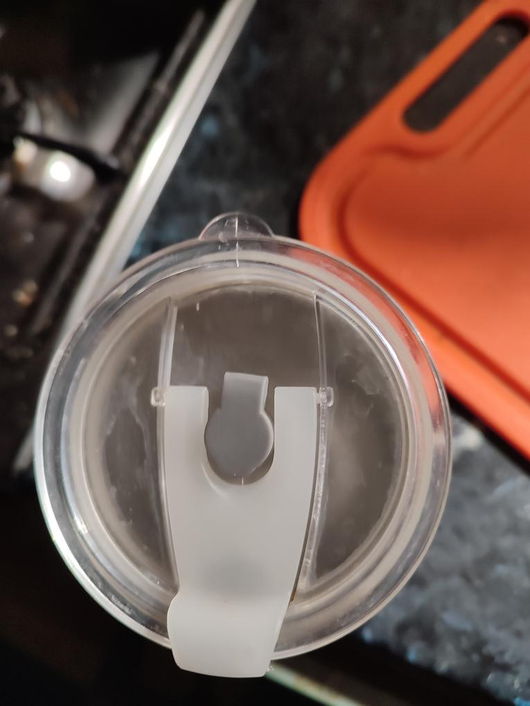 A pohár teteje két hét használat után megrepedt és folyik . Az új tető szállítással együtt iszonyatos drága. Köszönöm ha valami megoldást talalnanamra.a képet nem engedi feltolteni