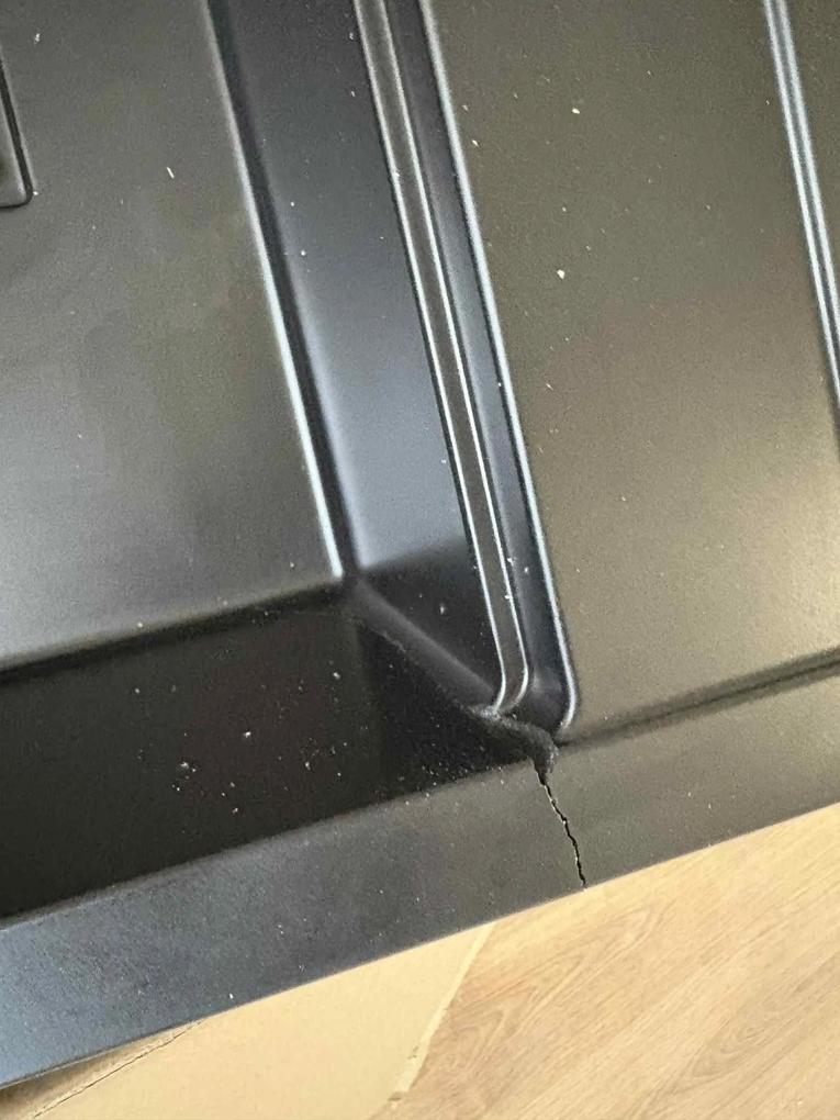 Ma építettük volna be a mosogatót... sajnos mind a 4 sarka törött...