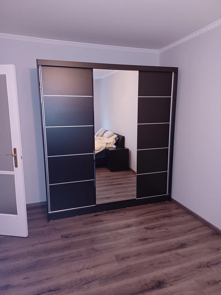 A bútor kifogástalan, szép a képeknek megfelelő. Ár arány értékben is megfelelő.
A szállitás és az első ajtóig való csomagkézbesítésen csiszolhatnának, mert a csomagok nagyok és nehezek és ha épp egy egyedül álló ember rendeli nehézkesen cipeli be a lakásába, legyen szó kertes vagy panell lakásról. Erre is érdemes lenne gondolni, ha viszont vásárlókat is szeretnének maguknak.