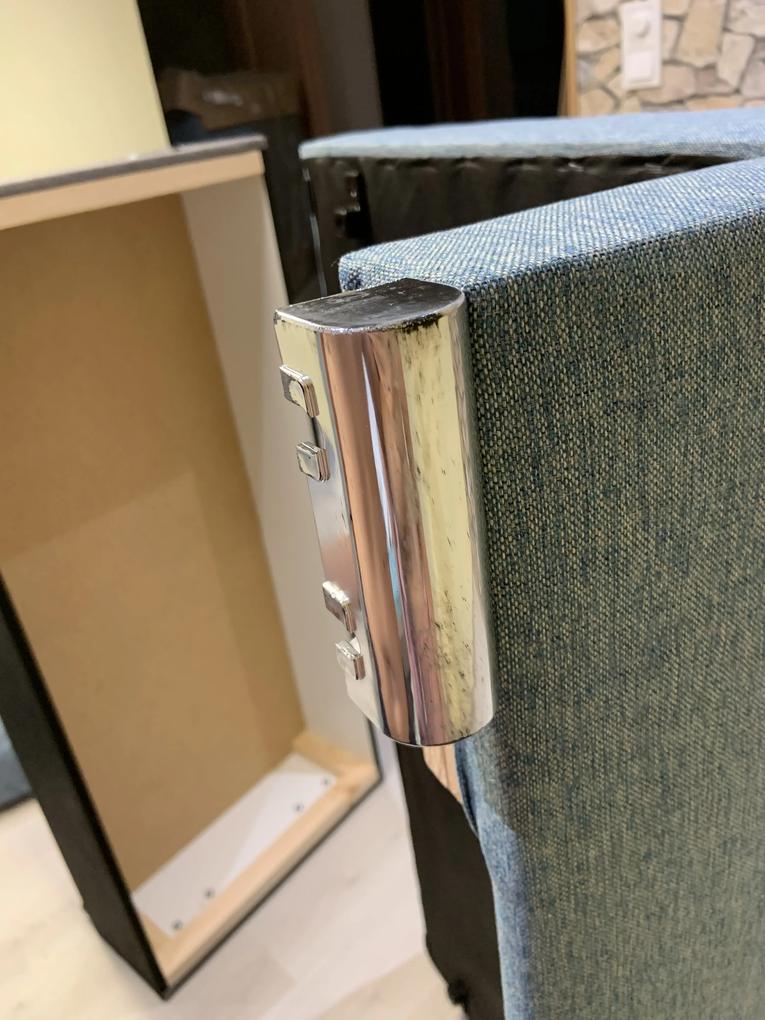 1. Különböző színárnyalatokból varrták össze a huzatot.
2. Szerelés kézben elvettük észre, hogy sérült a termék tartó része.
3. Mindössze 6 csavar szükséges az összeszereléshez, melyek zacskó nélkül be voltak szórva a párnák közé.
4. Helyenként a tartó lábak műanyag fémek, mely a képen látható módon hibásan (fekete koszcsíkokkal rajta) érkezett meg.
5.  Több helyen is lógnak a szálak a kanapéból.
6. Fordítva volt feltéve a fém akasztó az oldalsó (karfa) részen, mely közül az egyik csavar nem is tartott, hanem forgott csak a befúrt lyukban saját maga körül és valamilyen része bent van a karfában, mert hallatszik, hogy zörög benne valami, amikor megrázom.
Ez a csavar egyáltalán nem tart a gyárilag tönkretett lyuk miatt.