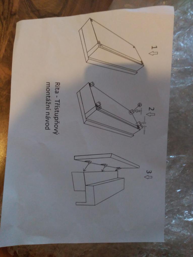 Lisa helyett Rita kanapé érkezett szegényes, használhatatlan szerelési útmutatóval. A szövet helyenként koszos, kopott és szakadt. A fa anyag durva és csiszolatlan, szálkás, bizonyos részeken nem illeszkedik. A lábakat képtelenség volt az útmutató szerint felhelyezni. A helyükön tűzőgéppel rögzített műanyag akármik voltak. Az ár-érték aránytól elmarad. Soha többet tőlük.