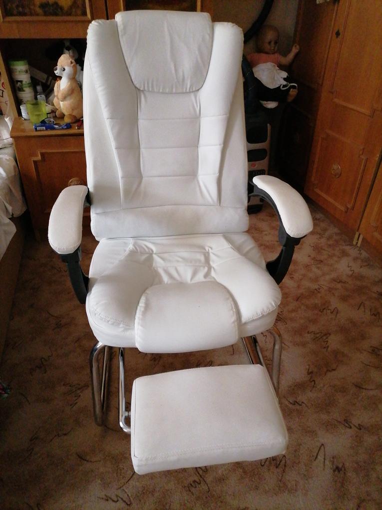 Azt hittem hogy ez is masszázs kivitel de sajnos ez nem de azért kényelmes és szép bútor darab, a szobába. Köszönöm szépen 