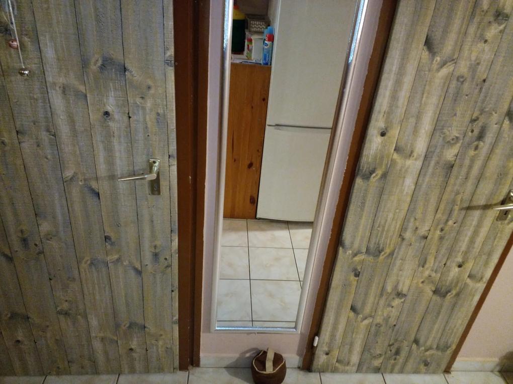 Szuper jól mutat az ajtón, de sajnos színárnyalatban különbözik (sötétebb) a 45cm-es tekercstől, így a különböző tekercsekből fóliázott egymás mellett lévő ajtók elütnek egymástól.