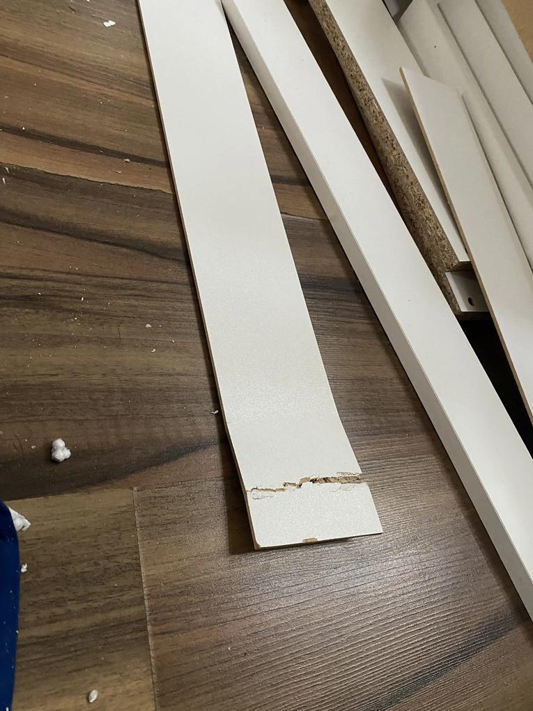 Törötten érkezett meg majdnem két hónap várakozás után. Csalódottságom nem mérhető….