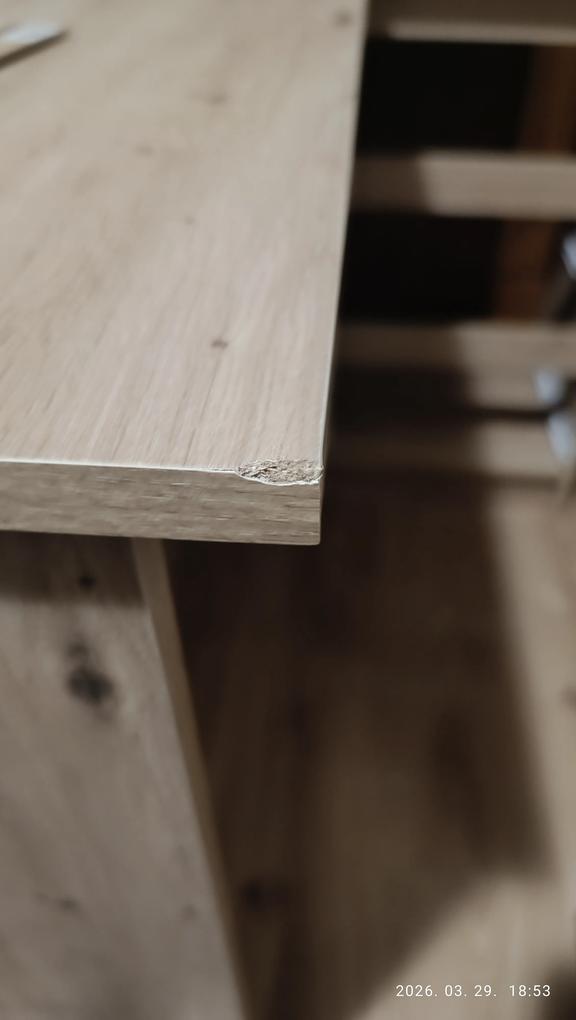 Köszönjük szépen, tegnap összeszereltük. Sajnos pár apró sérülés tapasztalható az elemekken. Nem egyértelmű, hogy a szállítás miatt, vagy még gyártás során keletkezett.