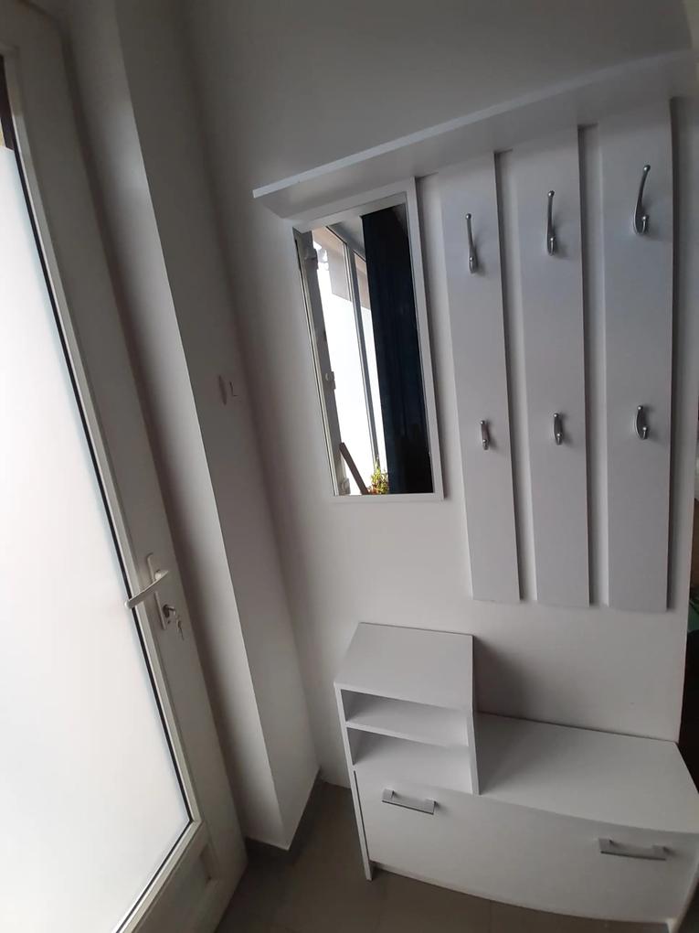 A hátfal rész csak lóg a falon, nincs keresztrögzítés, lifeg.1