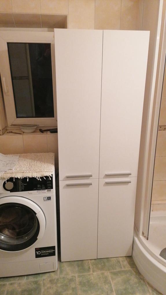 Kellemetlen meglepetés volt, hogy a szekrényt IKEA-stílusban szállították. Erről a leírásban egy szó sem esett. Az én jóval korábban született kezeimnek pedig segítségül kellett hívniuk a szomszédot. 😢