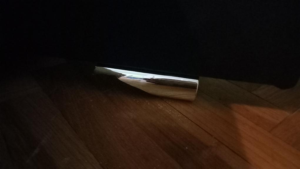 Sérülten érkezett. Törött volt az egyik dekorelem (a lábánál lévő ezüst színű takaróelem)