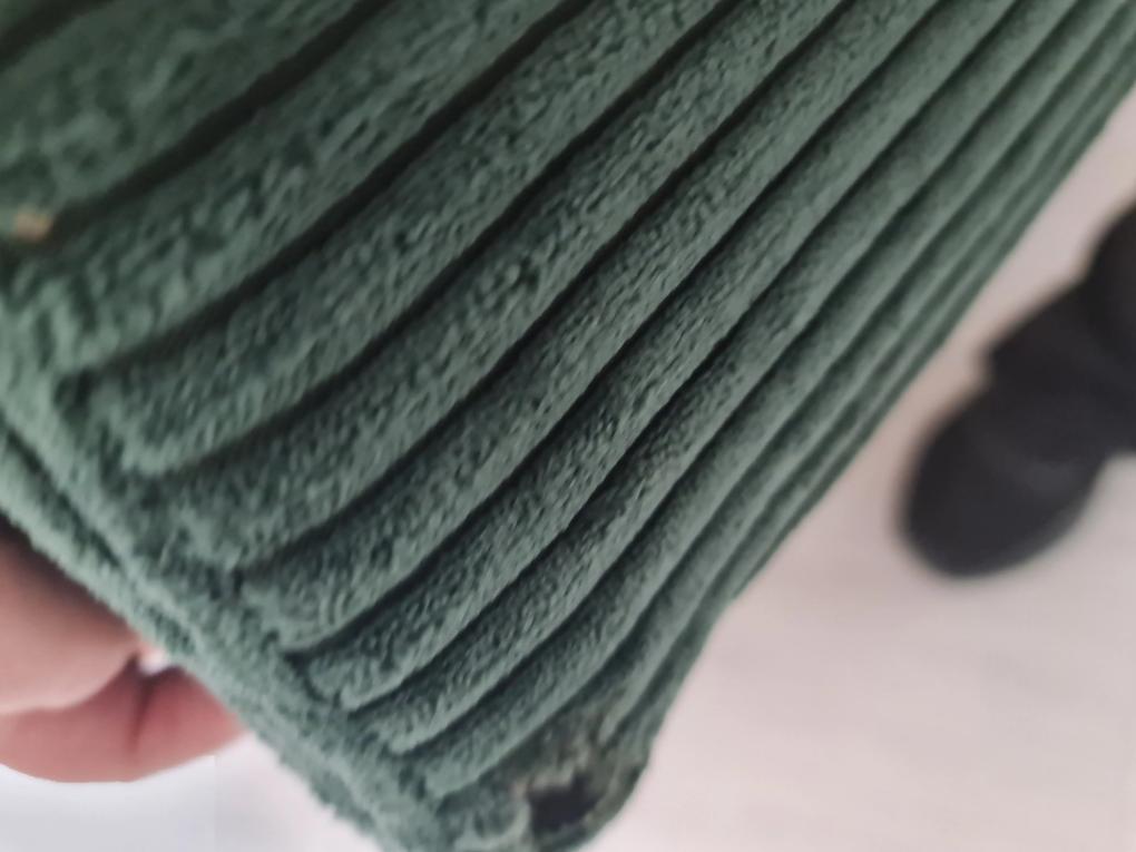 A hibás termékkel kapcsolatosan a forgalmazóval a kapcsolatot telefonon keresztül nem lehet felvenni,  az emailekre válaszolnak, de csak igérgetnek.  