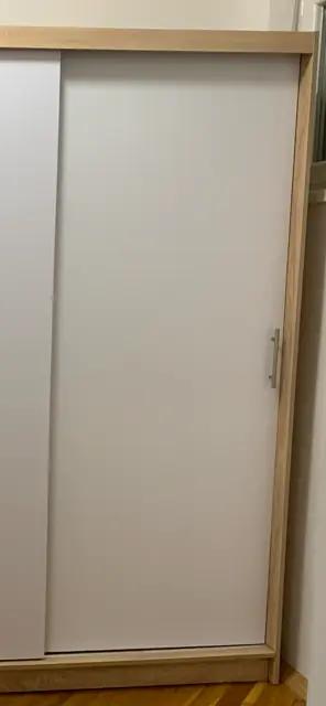 Összerakás után ugyan az átlók stimmelnek, de a rugós görgőjű ajtók nagyon ferdén állnak. Hozzá állítottam a befelé domborodó oldalfalakhoz, de így is keresztbe állnak, jobb alul és bal felül majdnem elérik az alsó, illetve felső lapokat. Kellett hozzájuk vásárolnom mágneses végállás rögzítőket, mert a szélső ajtók nem maradtak a helyükön és folyton beszaladtak középre. Próbálkoztam a szekrény alá középre rakott ékekkel is. Akkor nem indultak el maguktól befelé az ajtók, de félúton beszorultak az alsó és felső lap közé. Szerintem a saját súlyától belóg középen.