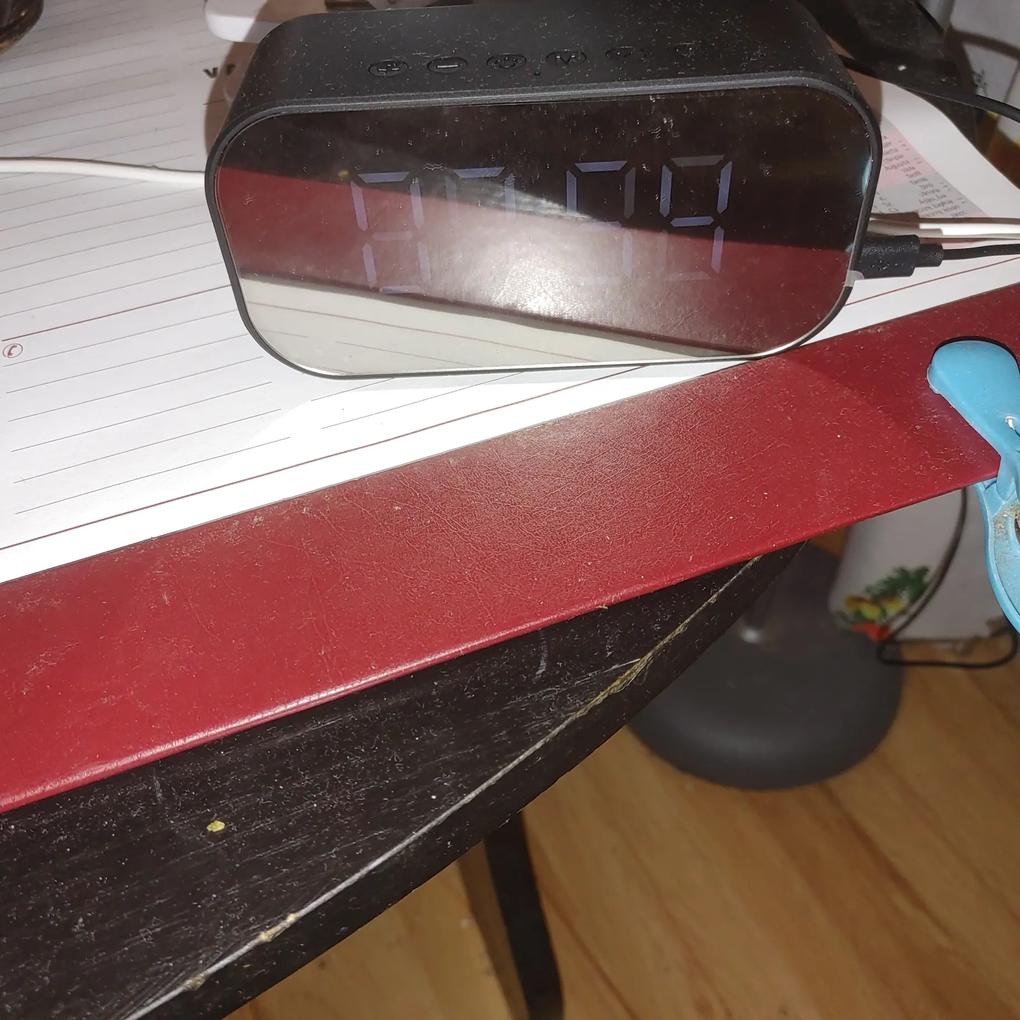 Sajnos NEM a megrendelt órát kaptam .
Nincs Magyar nyelvű leírása .
Ezen a kapott órán nincs antenna rádió csak az időt tudtam beállítani
