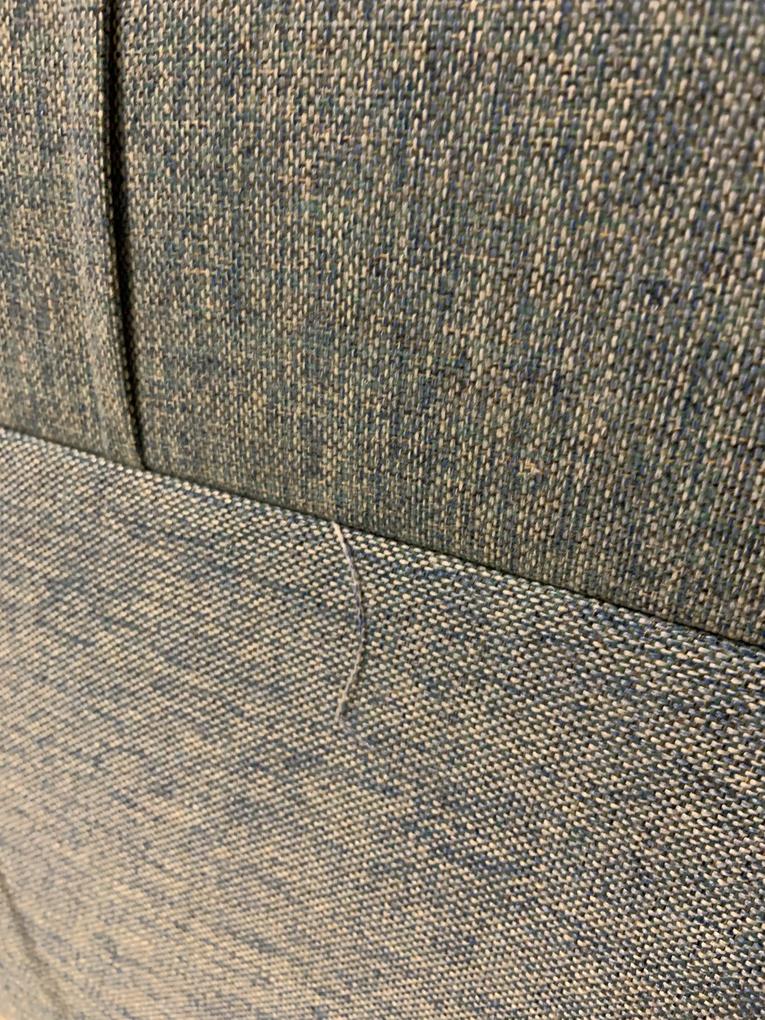 1. Különböző színárnyalatokból varrták össze a huzatot.
2. Szerelés kézben elvettük észre, hogy sérült a termék tartó része.
3. Mindössze 6 csavar szükséges az összeszereléshez, melyek zacskó nélkül be voltak szórva a párnák közé.
4. Helyenként a tartó lábak műanyag fémek, mely a képen látható módon hibásan (fekete koszcsíkokkal rajta) érkezett meg.
5.  Több helyen is lógnak a szálak a kanapéból.
6. Fordítva volt feltéve a fém akasztó az oldalsó (karfa) részen, mely közül az egyik csavar nem is tartott, hanem forgott csak a befúrt lyukban saját maga körül és valamilyen része bent van a karfában, mert hallatszik, hogy zörög benne valami, amikor megrázom.
Ez a csavar egyáltalán nem tart a gyárilag tönkretett lyuk miatt.