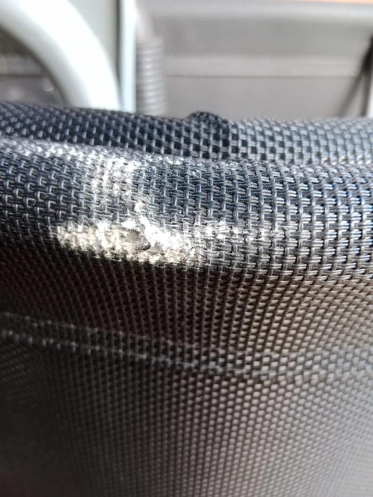 A nyugágyak sérülten érkeztek. Mindkettő.