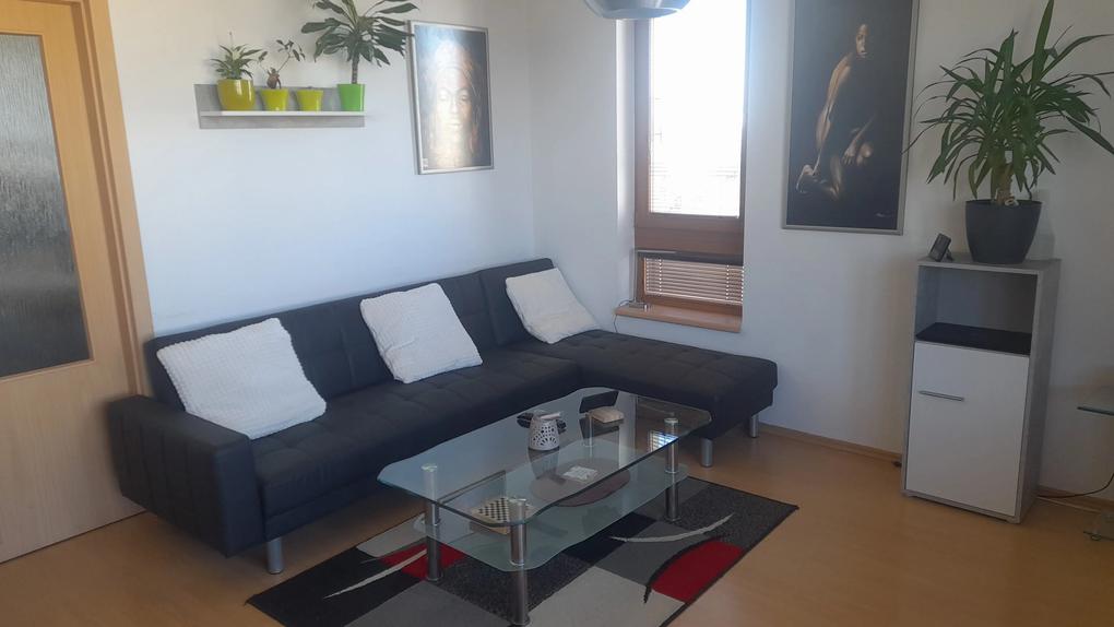 Apró módosítások után elégedett vagyok, az akasztó átfúrása és a szél fém szöglettel történő rögzítése. Az eredeti rögzítés gyenge volt.