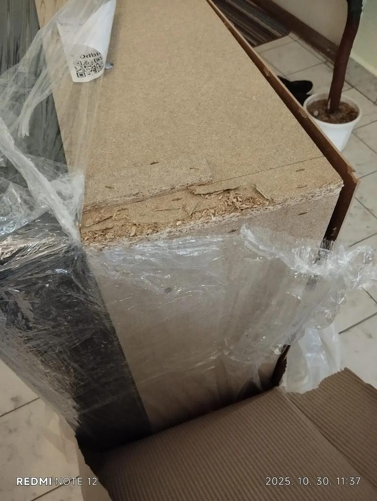 Nagyon szomorú és csalódott vagyok.Az egyik elem sérülten érkezett.😔 Valamint a két fő elemen a huzat színe nagyon eltérő.😔Ami szerintem még fontos lenne a csomaghoz egy összeszerelési útmutató.Ami azt is tartalmazhatná,hogy a lábakat pontosan hol kell elhelyezni.