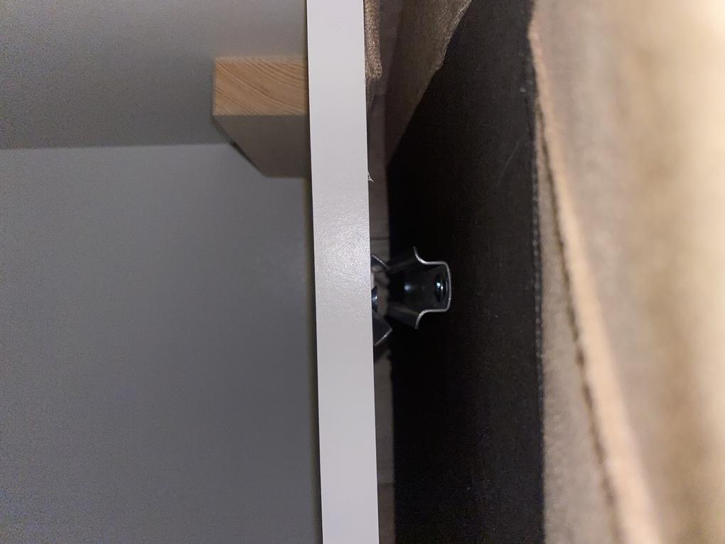 5 hetes várakozás után a termék hibásan érkezett . A részeken lévő sín ami össze kapcsolja az elemeket nem megfelelő helyen van , igy nem illeszkednek a darabok . Anyaga foltos , hibás . Jobb oldali fekvőfelülete 1 cm el hosszabb mint a bal . Jelzésem után 2,5 héttel kerestek meg a majdani cserével kapcsolatban . Tehát 8 hetet vártam egy rossz ágyra . önköltségen megcsináltattam a síneket , hogy legalább össze lehessen szerelni .Innen többet nem rendelek semmit és nem is ajánlom senkinek ! 