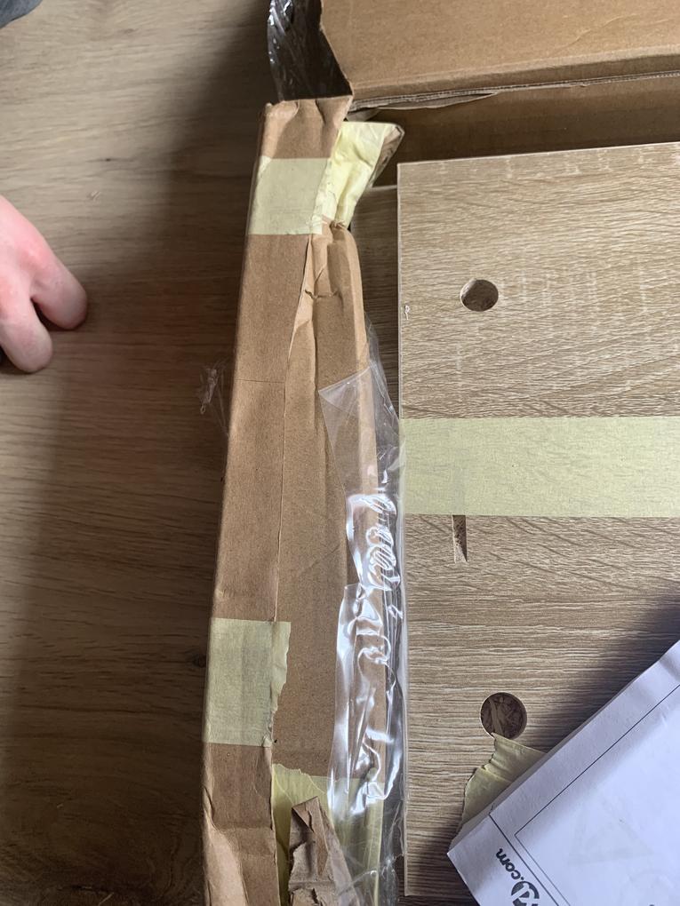 A termék hiányosan érkezett, nem volt a csomagok között a tükör. A hiányosságot azonnal jeleztük átvétel után. Miután átnéztük a csomagot feltűnt, hogy olyan mintha vissza lett volna csomagolva már egyszer kibontás után . Látszott egy másik szállítási cím helye amit kivágtak és mellé ragasztották a miénket. Látszott hogy a bútort már egyszer összeszerelték és szédszedték. Azonnal képekkel jeleztük a problémát és kértük az áru visszavételét mert használt bútort kaptunk. Azóta , egy hete csak ígéreteket kapunk, a Posta nem jött az áruért és egy hete nem kapjuk vissza a pénzünket. Hogy fordulhat elő, hogy rendelünk egy új bútort és használt vagy visszárut kapunk? Hogy fordulhat elő hogy egy hete nem vitték még vissza és a közel százezer forintunk még mindig náluk van? 