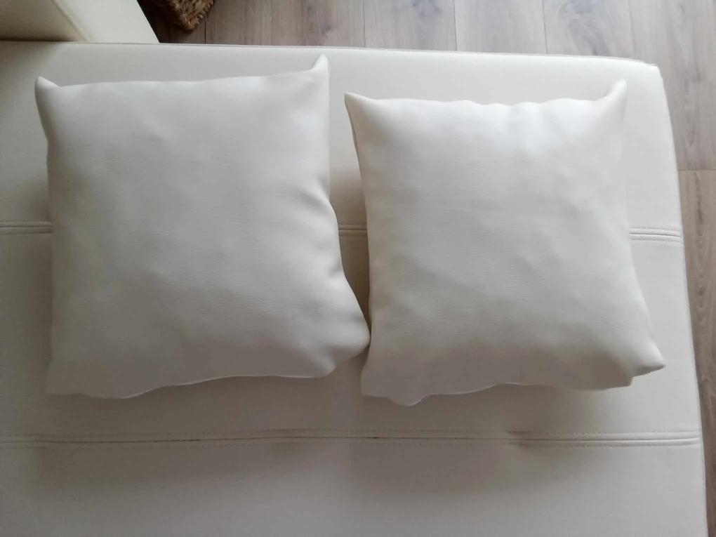 Párnák hosszanti mérete rövidebb mint az ülőgarnitúra, olyan mintha a huzat kisebb lenne mint a belső tömése. A párnák is göröngyösek, látni a belső szivacs darabokat. Szó szerint ronda. 