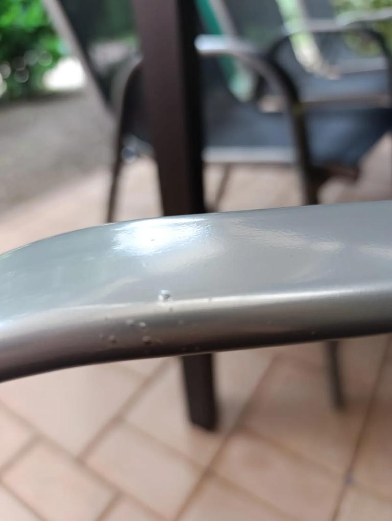 Két szék sérült!!! Az elsőn jól látható helyen van egy le nem csiszolt, festékkel lefújt hegesztés, a másodiknál pedig az ülőrészen rossz varrás található, ami eltávolítás után felszakadhat...