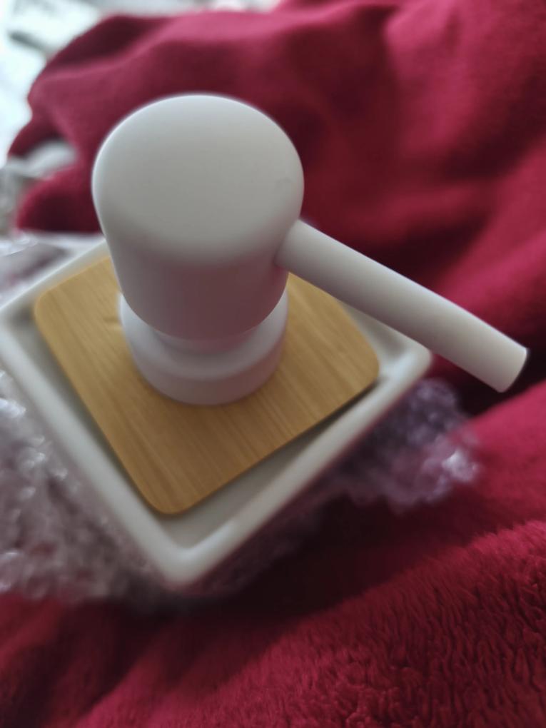 Megreklamáltam az egyiket, amit így nem is tudtam a tervezett helyére tenni, Levélben kaptam nagyon udvarias választ, hogy a gyártóval felveszik a kapcsolatot, majd értesítenek. Ez a mai napig nem történt meg. A gyártósoron átment, de a csomagolásnál, hogy kerülhetett hibás termék ki?