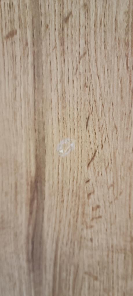 Kicsit elszomorító, hogy az ajtó elem pont szemmagasságban javított. 