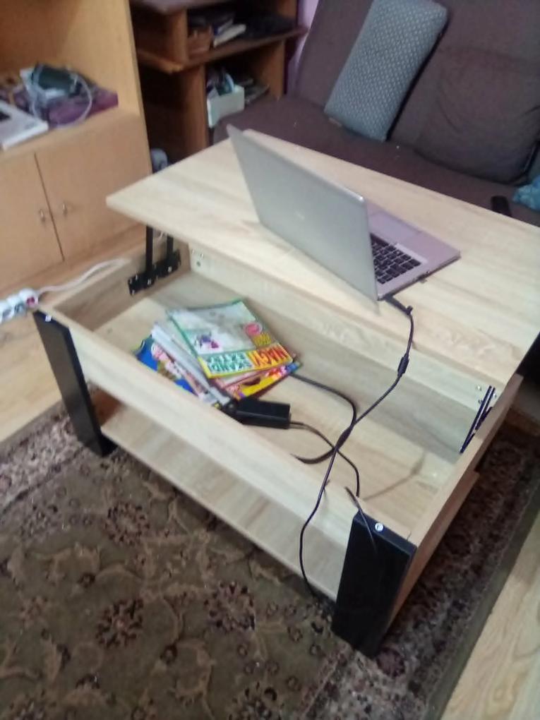 Tetszik az asztal.A magassága pont kényelmes a laptop használatához.
