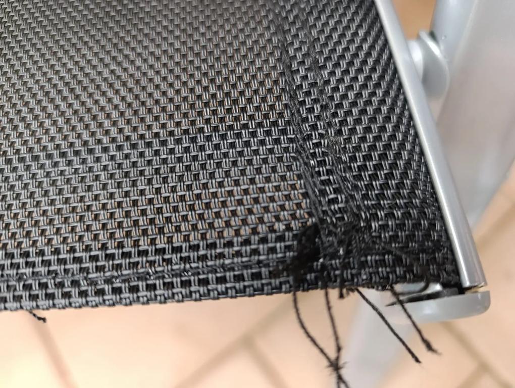 Két szék sérült!!! Az elsőn jól látható helyen van egy le nem csiszolt, festékkel lefújt hegesztés, a másodiknál pedig az ülőrészen rossz varrás található, ami eltávolítás után felszakadhat...