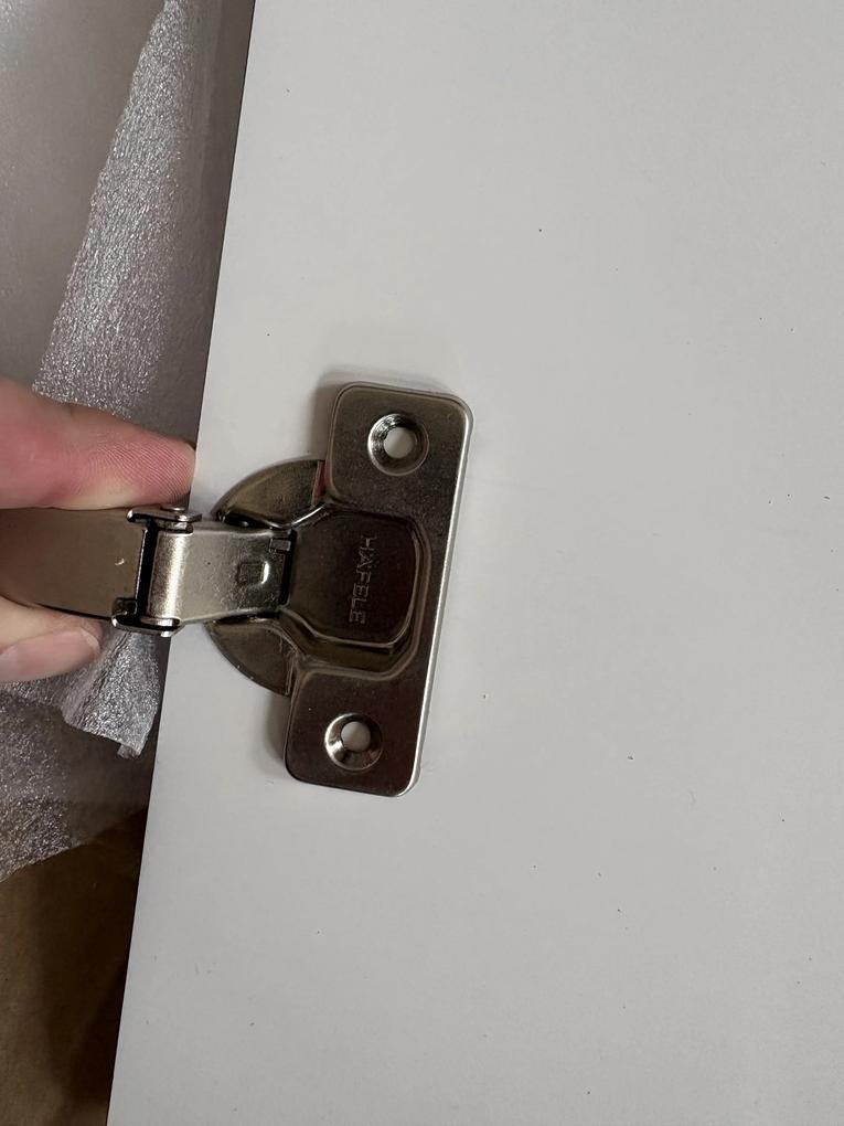 Sajnos az összeszerelést megakasztotta a gyenge minőségű csavarok eltörése, és az, hogy egyik  kivetőpánt rossz, nem illeszkedik a bútor furatához.