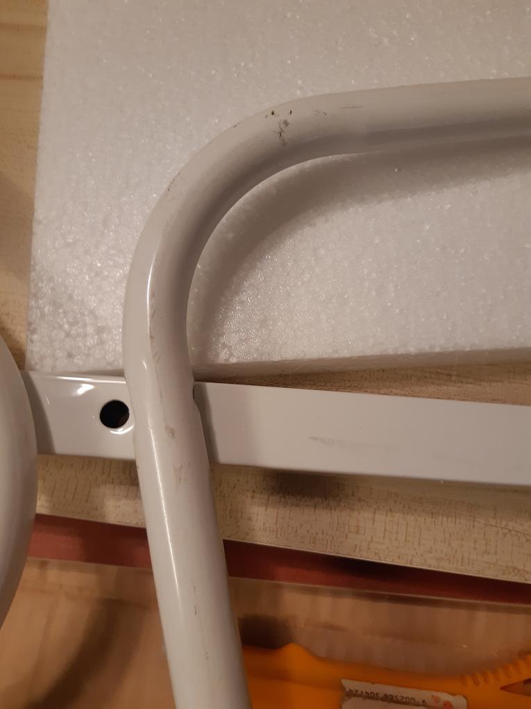 Sajnos nagyon rossz tapasztalataim vannak a céggel kapcsolatban. Fehér asztalt rendeltem, de nyír színűt kaptam helyette. Rráadásul a lábzat több helyen le van verődve. Jeleztem a problémát, kértem a cserét, vagy a pénzvisszafizetést, és akkor elkezdődött az időhúzás. Szkenelljem be és küldjem el a számlát, (mintha nekik nem lenne meg...). Fotózzam le a hibákat, és küljem el. Mindent megtettem. Ennek lassan másfél hónapja. Több e-mailt írtam, de utoljára már csak egy automata üzenetet kaptam. Lelkes csapatnak nevezik magukat. Lehet hogy lelkesek de csapnivaló munkát végeznek, a termék meg ütött-kopott. Mellékelem a lépeket.