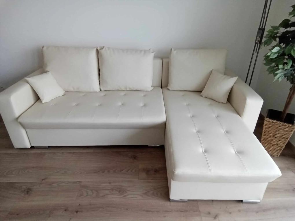 Párnák hosszanti mérete rövidebb mint az ülőgarnitúra, olyan mintha a huzat kisebb lenne mint a belső tömése. A párnák is göröngyösek, látni a belső szivacs darabokat. Szó szerint ronda. 