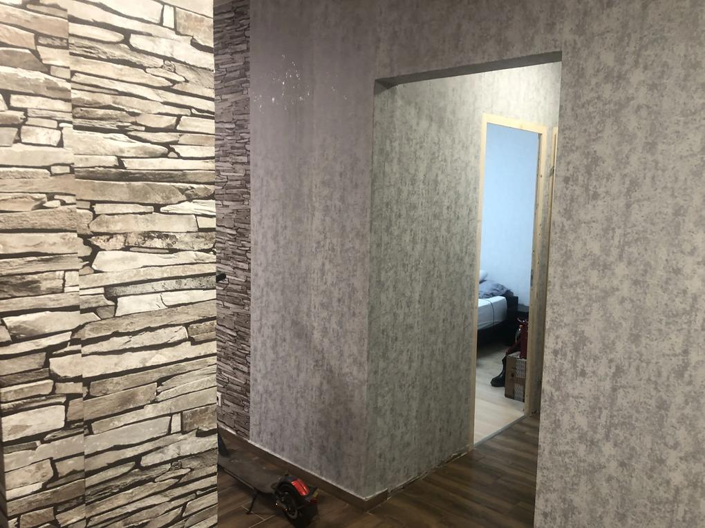 Az, hogy a falat kell csak kenni? Hat? Én így elcsesztem 1 tekercs tapétát, így maradtam a hagyományos modszernel és a Tapéta kentem le, így viszont tökéletes volt. 