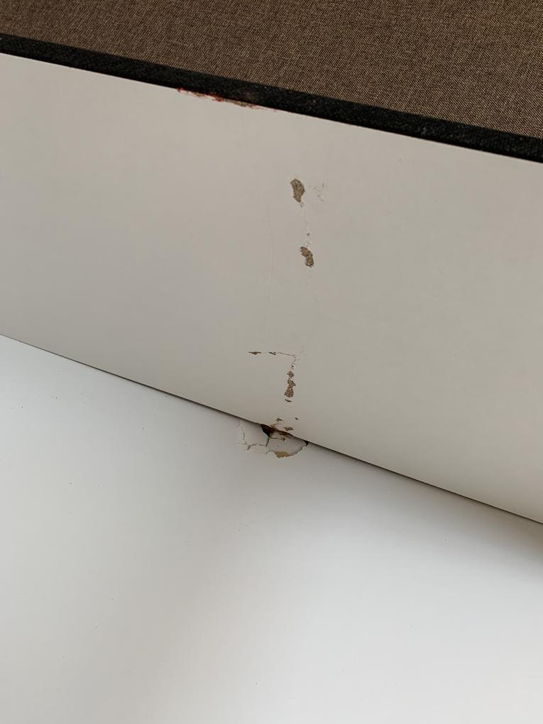 A kanapé sérülten érkezett! 