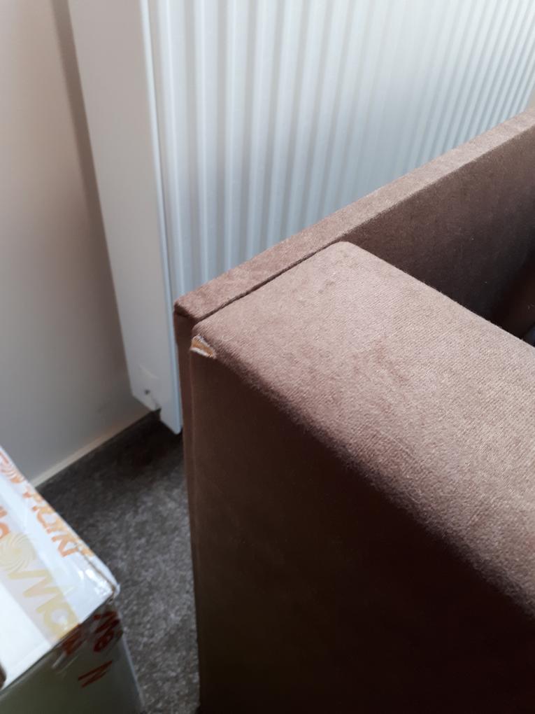 Hibás a kanapé. Szállítás közben sérülhetett meg. 