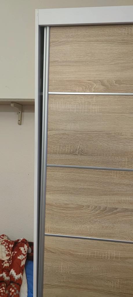 A felső összekötő polc 0,5 cm-rel hosszabb az előírt 120cm-től, ezáltal a bal görgőajtót nem lehet úgy bezárni, hogy az oldalfalhoz simuljon hosszában. Az ajtó bezárt állapotában a felső részen az ajtó és az oldalfal között 28 mm-s rés van. A jobb ajtó nem marad bezárt állapotban, visszagurul kb. 3 cm-ert.