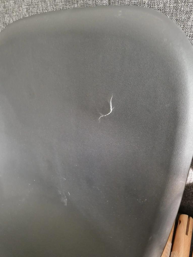 Sérült, törött árut küldtek. A hiba miatt nem lehet használni a székeket....