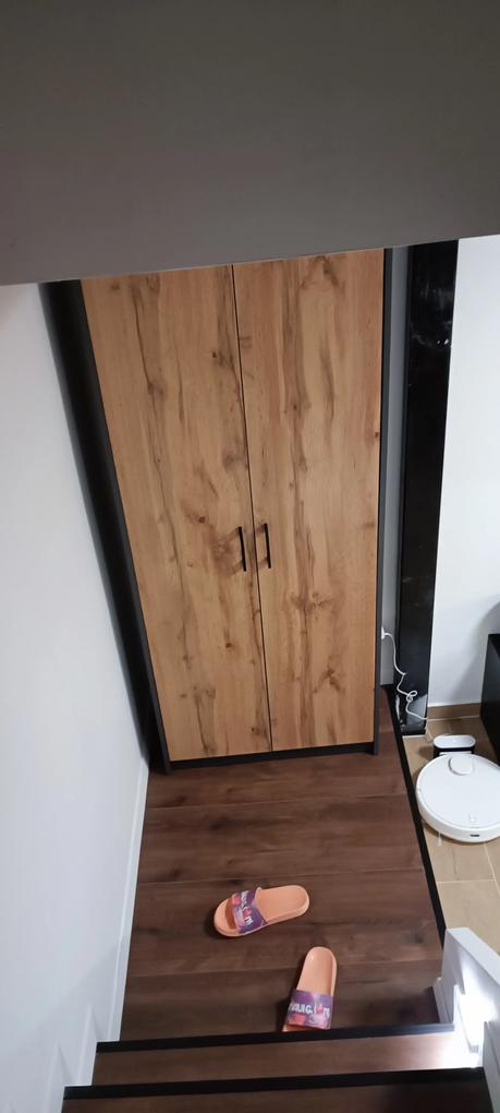 Kicsit elszomorító, hogy az ajtó elem pont szemmagasságban javított. 