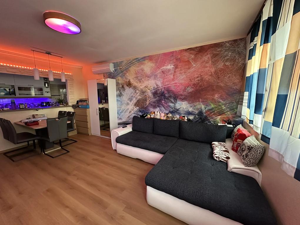 Mindenki ijesztgetett, hogy milyen nehéz felrakni egy ilyen tapétát, de egyáltalán nem egy ördöngösség. Kellett hozzá ragasztó, kenő ecset, tapéta kefe, meg egy darab jól megszerkesztett függőleges vonal. Esetleg egy henger jöhetett volna még jól.