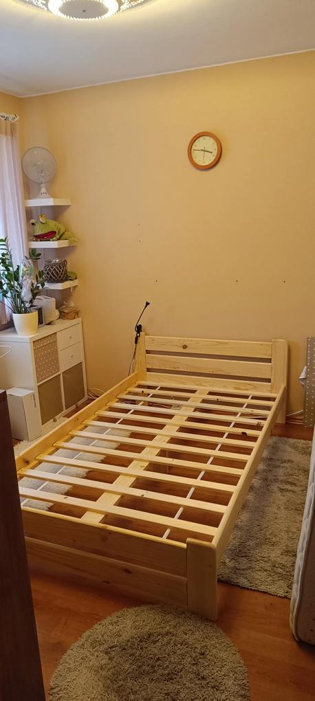 Ezt az ágyrácsot kiegeszítésnek vettem a korábbi ágyrácshoz. 120x200-as ágykerethez kevesnek bizonyult a 12db léc.(12cm-es közökkel). Így most 19 db léc 5 cm-es távolságokkal jobb alátámasztás a matracnak. Az első rendelés léceit is egy kicsit meg kellett csiszolni, mert egy kicsit szálkásak voltak, de ebből a 12 lécből  5-öt nem tudtam megcsiszolni használhatóra, mert akkor a méretük jelentősen csökkent volna. Ágyrácsnak alkalmatlan minőségben érkeztek. Matracot nem tettem volna rájuk a huzat sérülése veszélye miatt. 7db volt használható, az is csak megcsiszolás után.