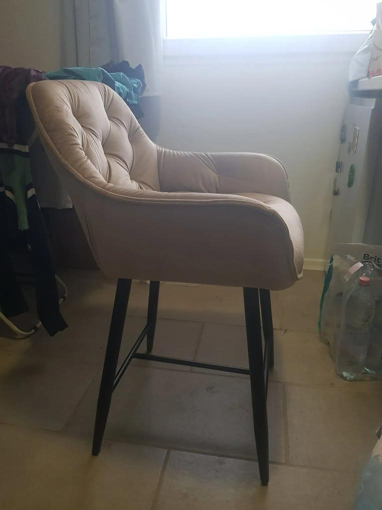 Összeszerelése két embert igényelt. Lehetne ez a szék kényelmesebb is. Jó lenne ha a huzatát le lehetne venni és úgy néha kimosni.