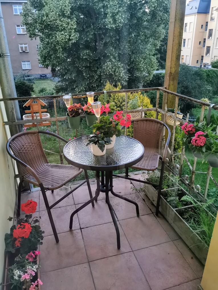 Nagyon elégedett vagyok a garnitúrával. Csak azt vártam, hogy a szállítási díjért a készletet a lakásba hozzák, és ne csak a járdára.