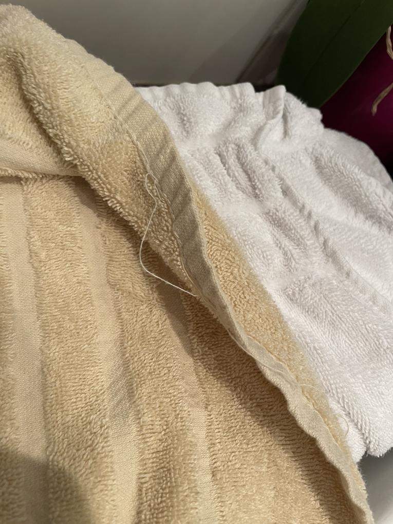Első mosás után -12cm!!! Szálak lógnak ki belőle! 
Hülyének néznek és nem akarják vissza venni mivel kimostam. Nem vagyok Tiszán látó,hogy előre láttam volna mi fog történni a törülközővel!  30 fokon mostam vigyázva és csak szekrény szintre szárítottam! Utolsó képen látszik a méret csökkenés. Előtte újonnan túl lógott 10 cm-el.