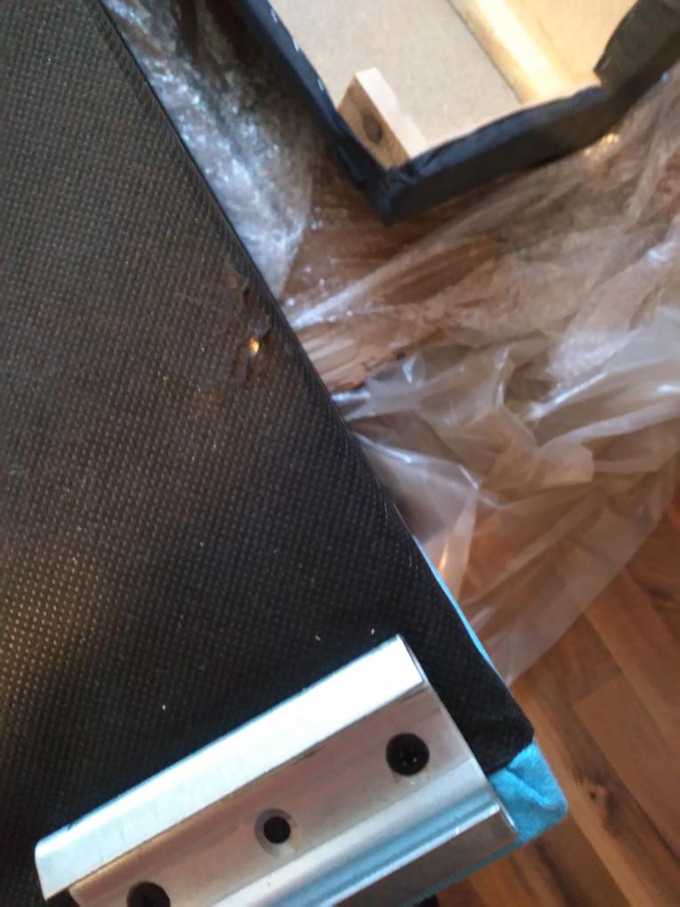 Lisa helyett Rita kanapé érkezett szegényes, használhatatlan szerelési útmutatóval. A szövet helyenként koszos, kopott és szakadt. A fa anyag durva és csiszolatlan, szálkás, bizonyos részeken nem illeszkedik. A lábakat képtelenség volt az útmutató szerint felhelyezni. A helyükön tűzőgéppel rögzített műanyag akármik voltak. Az ár-érték aránytól elmarad. Soha többet tőlük.