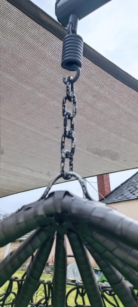 Nagy csalódàs volt. A vàz 2 részből áll és színben teljesen eltér egymàstól, valamint a felső ív végén deformálodás làtható. A felfüggesztő làncokról le van pattogva a bevonat, siralmas. Olyan mintha egy hasznàlt fotelt küldtek volna.