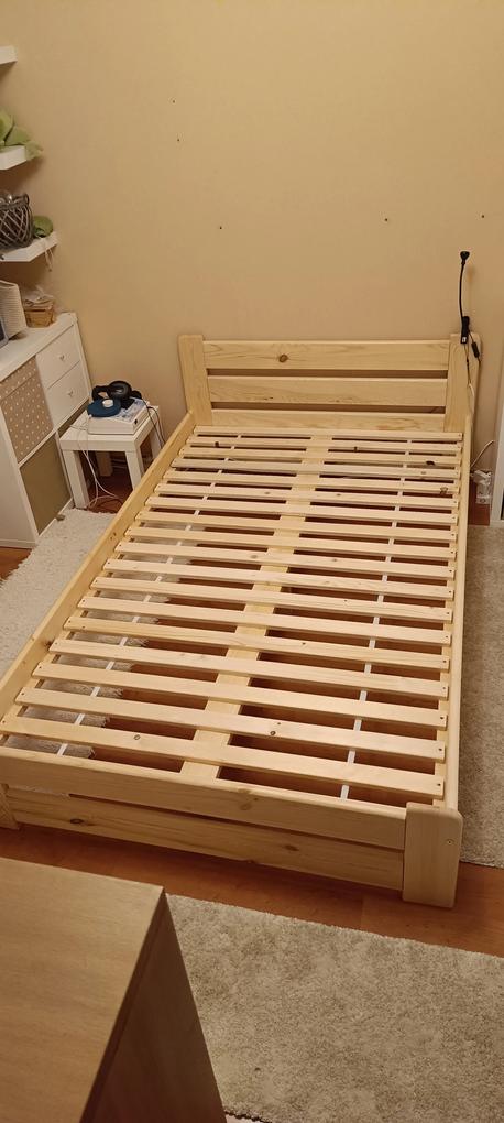 Ezt az ágyrácsot kiegeszítésnek vettem a korábbi ágyrácshoz. 120x200-as ágykerethez kevesnek bizonyult a 12db léc.(12cm-es közökkel). Így most 19 db léc 5 cm-es távolságokkal jobb alátámasztás a matracnak. Az első rendelés léceit is egy kicsit meg kellett csiszolni, mert egy kicsit szálkásak voltak, de ebből a 12 lécből  5-öt nem tudtam megcsiszolni használhatóra, mert akkor a méretük jelentősen csökkent volna. Ágyrácsnak alkalmatlan minőségben érkeztek. Matracot nem tettem volna rájuk a huzat sérülése veszélye miatt. 7db volt használható, az is csak megcsiszolás után.