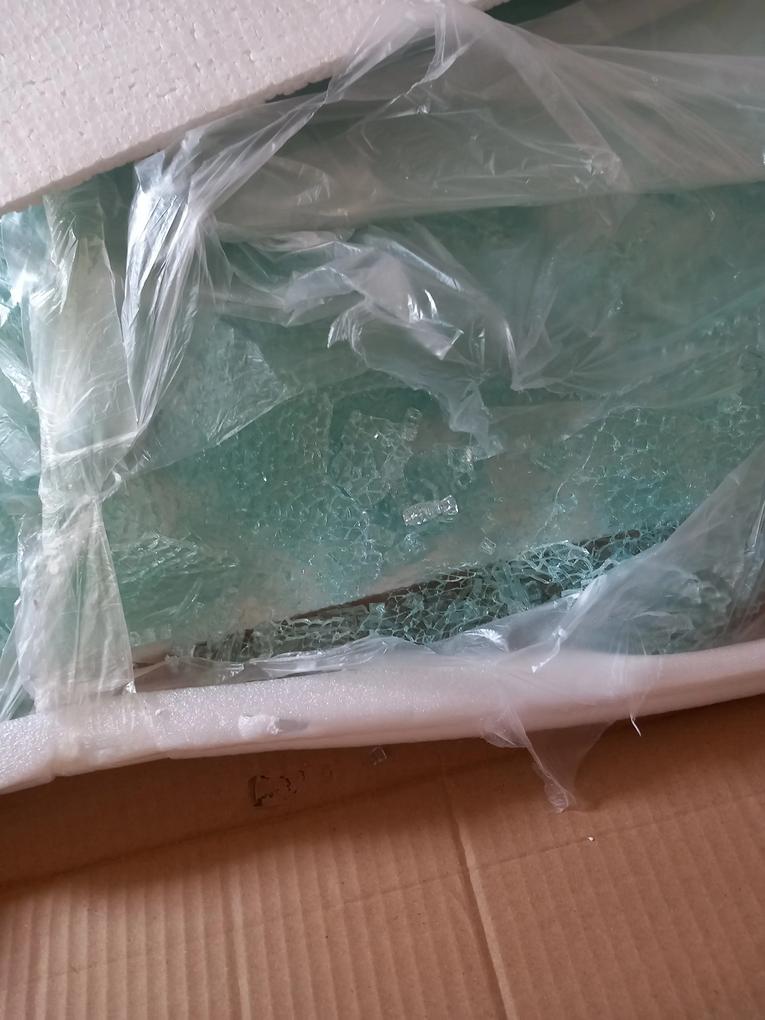 A termék uveglapja apró darabokra törve érkezett meg. Mielőbbi intezkedest várok és a sérült termék elszallitasat valamint hibátlan termék azonnali leszállításat 