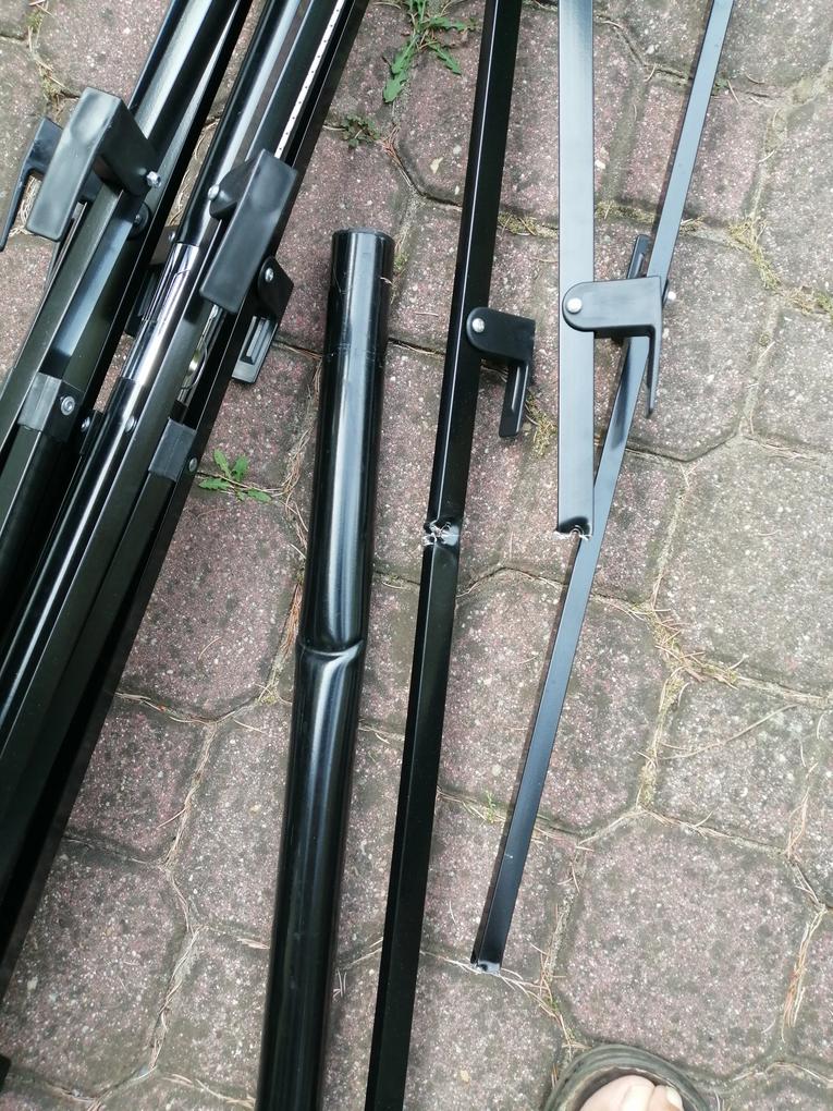 A termék minősége elfogadhatatlan. A mellékelt képen látható, hogy enyhe szél (nem viharos) a tartórudat meghajlította és az ernyőt tartó merevítőket eltörte. Konstrukciós hiba forgalmazását nem javasolom. Kártérítési igényemet bejelentem.