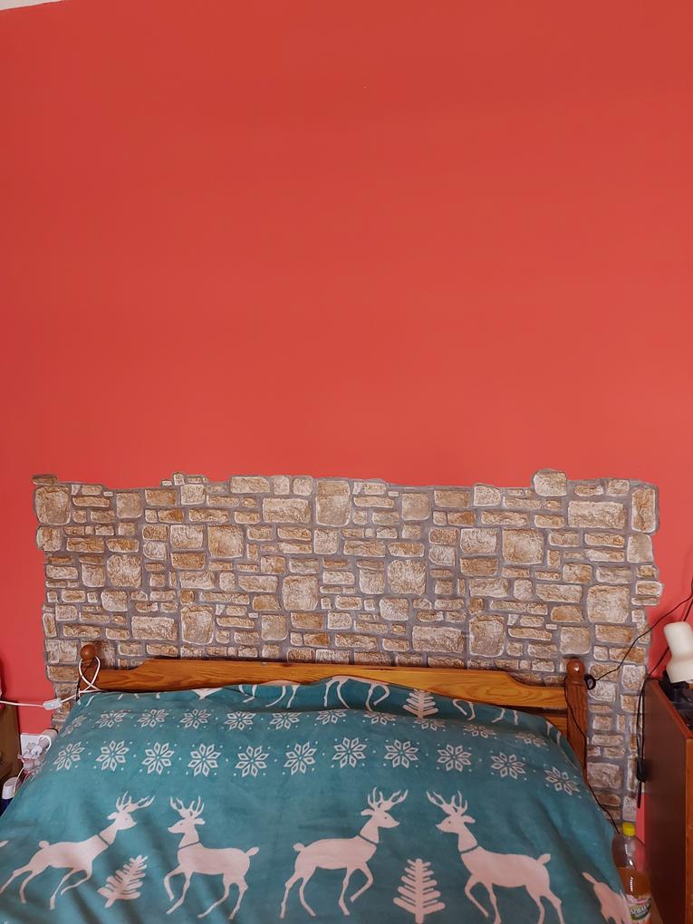 Nagyon mutatós. Könnyű volt vele dolgozni. A "kövek fugáit" időbe és energiába telt összehozni, de megérte! 